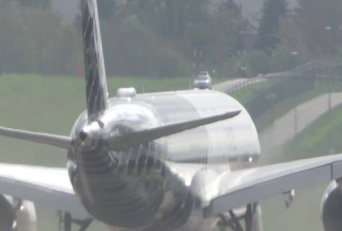 A Passenger plane Reamerkable take off in a air show