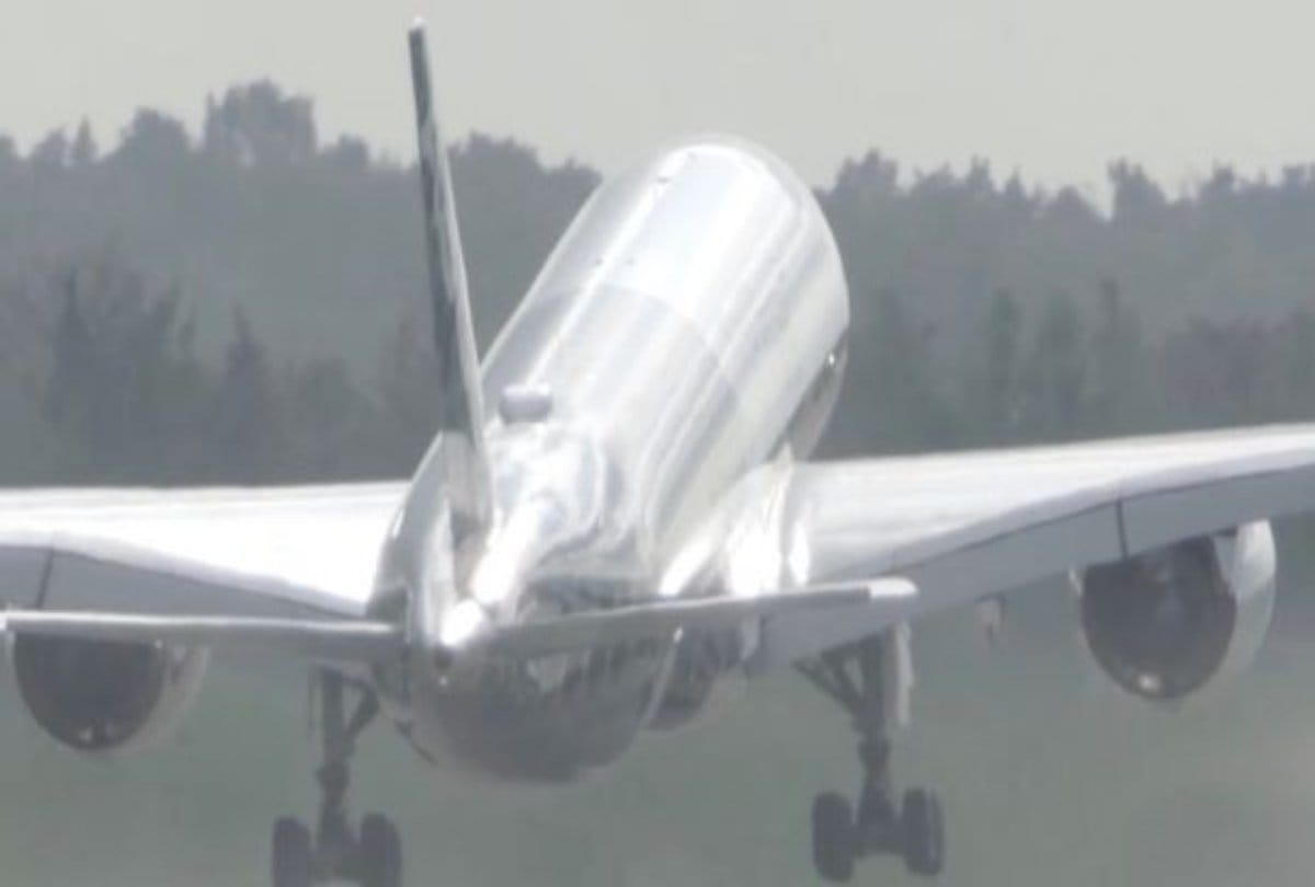 A Passenger plane Reamerkable take off in a air show
