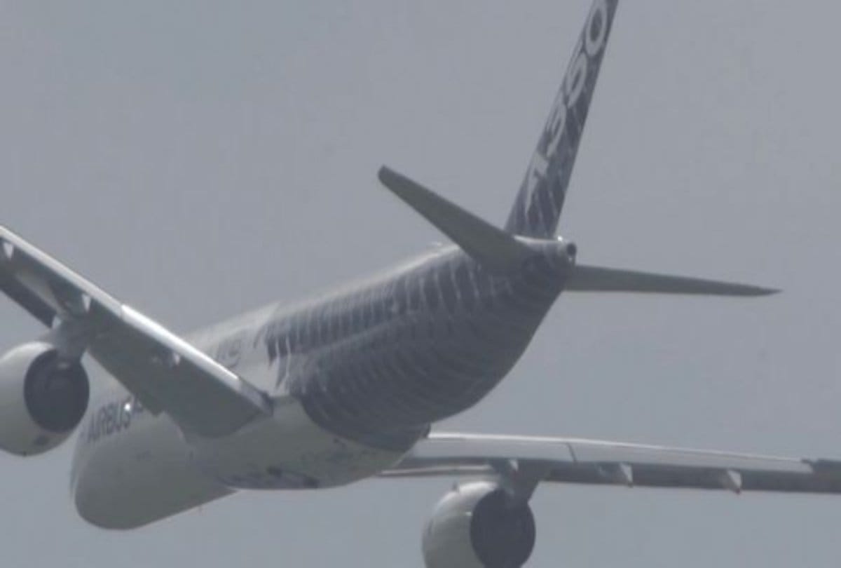 A Passenger plane Reamerkable take off in a air show