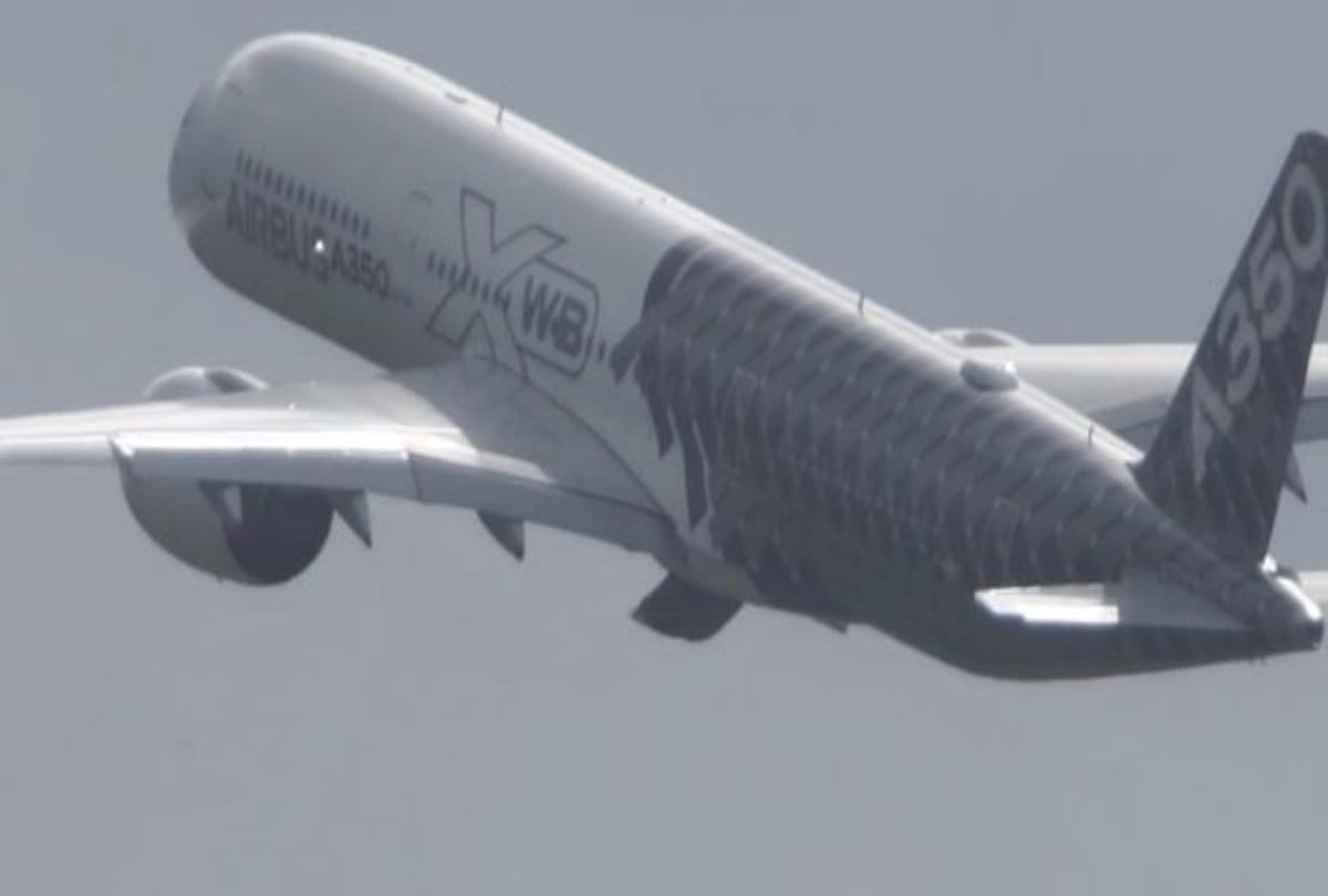 A Passenger plane Reamerkable take off in a air show