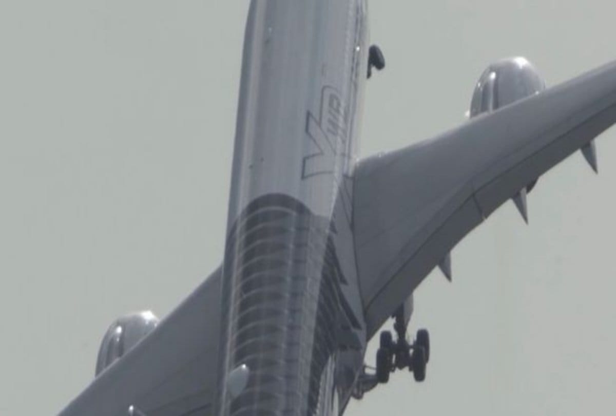 A Passenger plane Reamerkable take off in a air show