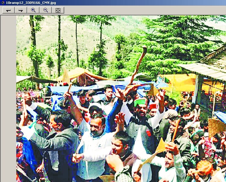 वाद्य यंत्रों की धुनों पर माता के साथ नाचे लोग