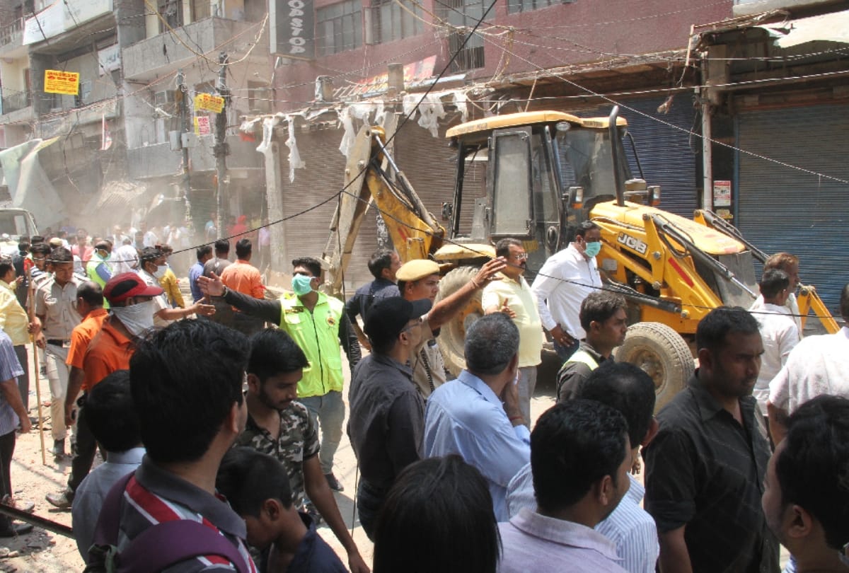 Municipal corporation removed encroachment in Delhi 