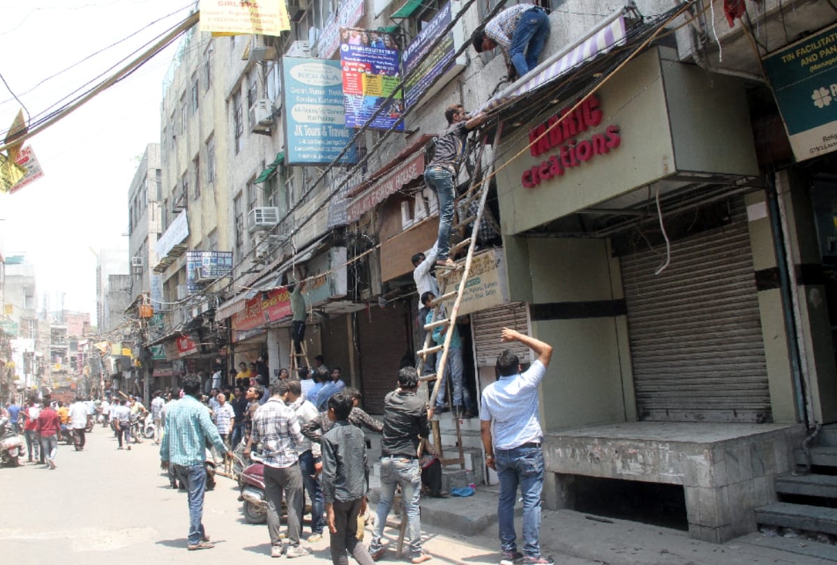 Municipal corporation removed encroachment in Delhi 