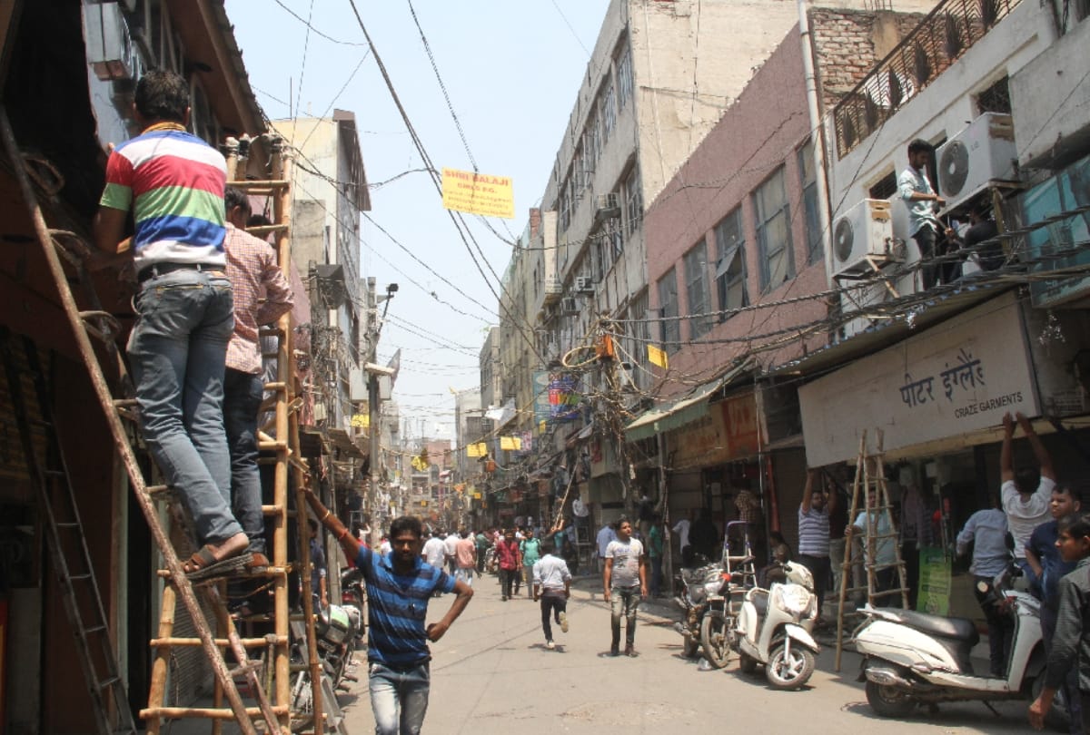 Municipal corporation removed encroachment in Delhi 