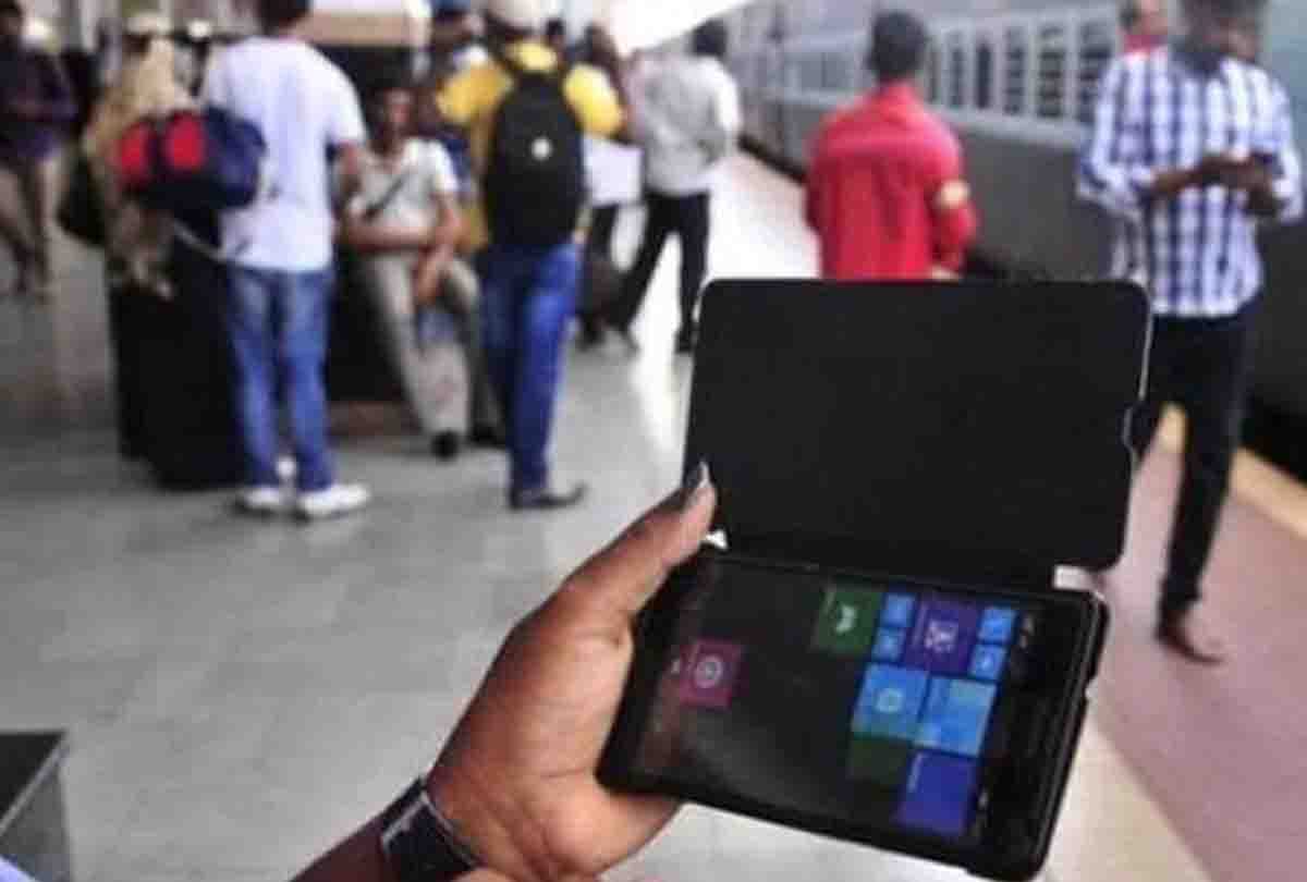 Mobile looted by injuring passenger in train
