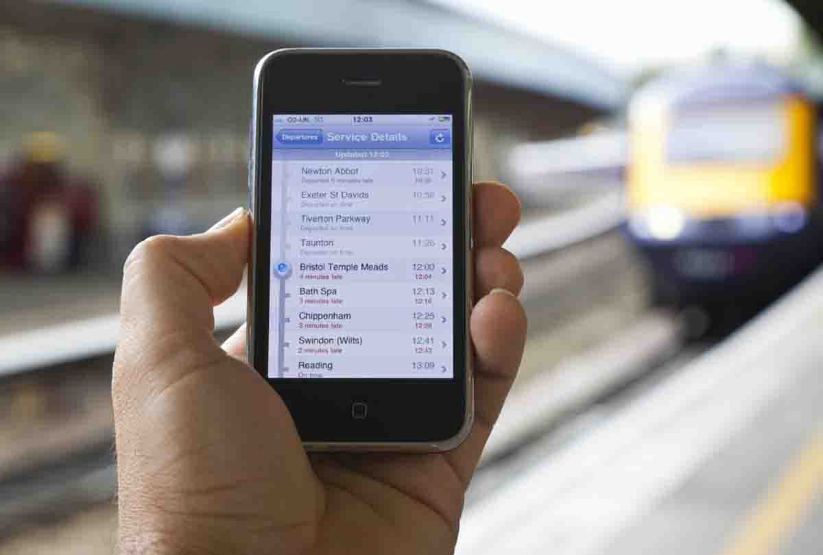 Mobile looted by injuring passenger in train
