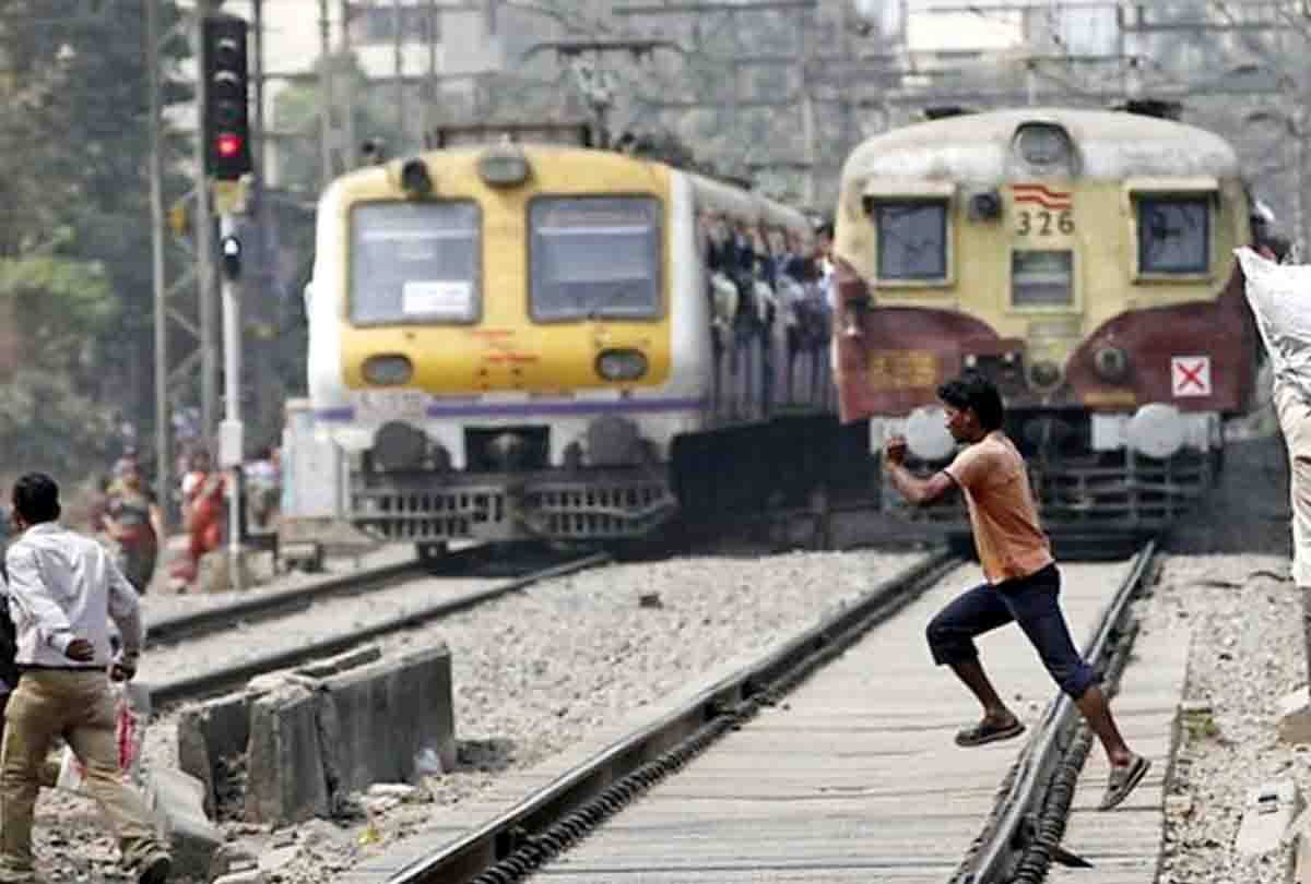 Mobile looted by injuring passenger in train