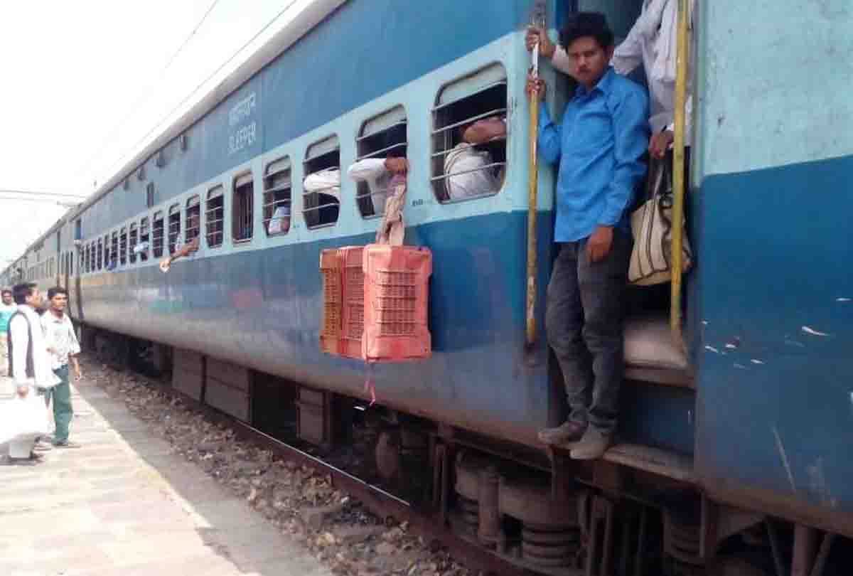 Mobile looted by injuring passenger in train