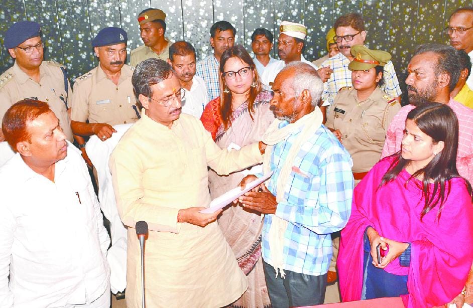 up deputy cm dinesh sharma compensation distributed to storm victims