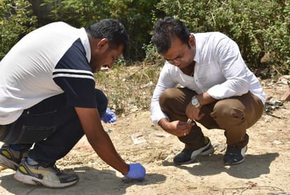 Experts research on dogs in sitapur.