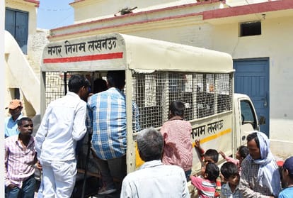 Experts research on dogs in sitapur.