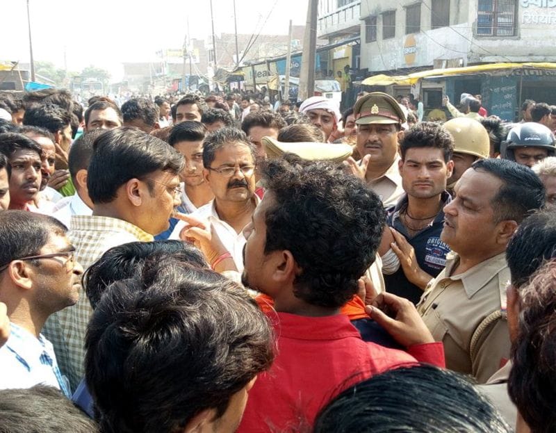 डाके से गुस्साए लोगों ने लगाया जाम