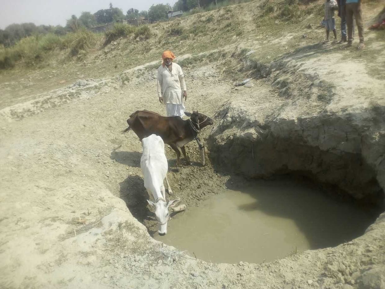 पशु-पक्षियों को पानी के लिए नदी खोद दिया कुंआ