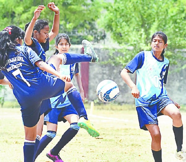 footbaal pratiyogita me noida