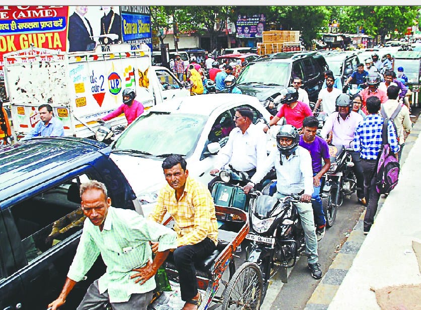42 police karmi ke kaate chaalan