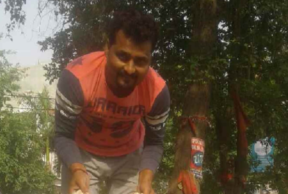 Prahlad collects the statues of gods from garbage