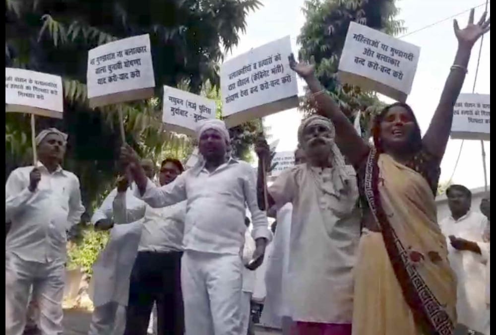 protest in front of uttar pradesh cabinet minister's home.