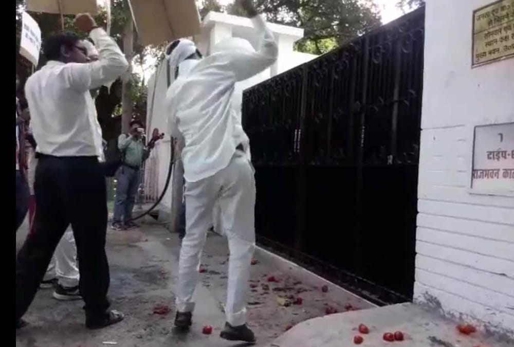 protest in front of uttar pradesh cabinet minister's home.