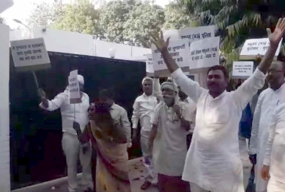 protest in front of uttar pradesh cabinet minister's home.