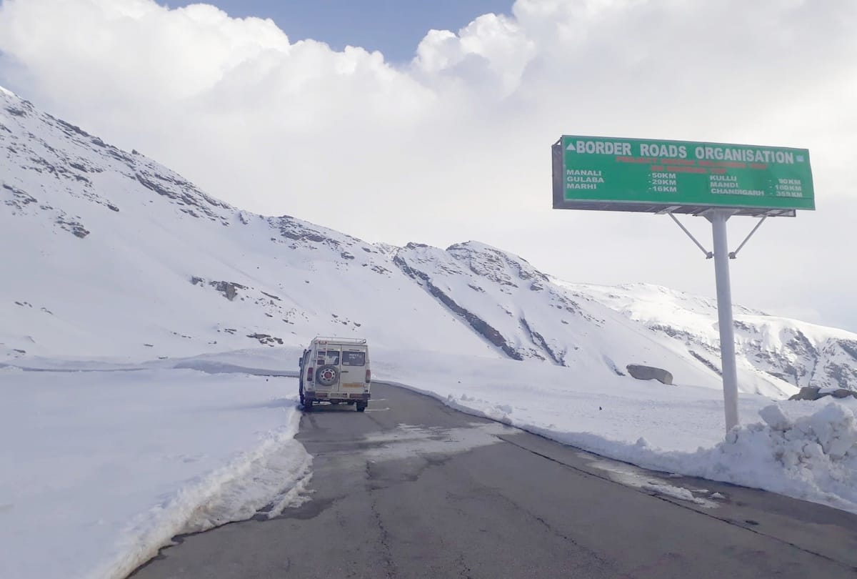 rohtang pass opened for buses and other vehicle Movement