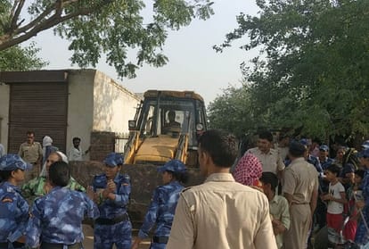 people stone throwing on DCP team in gurugram