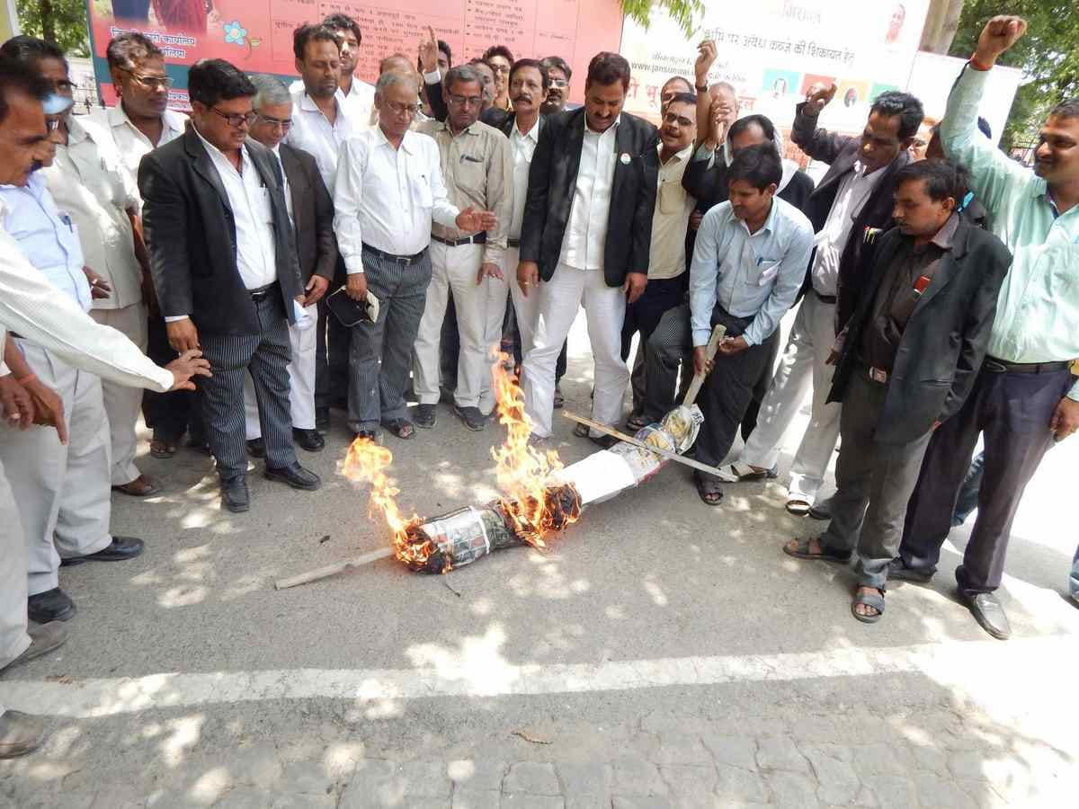 protest over UP many district for Walmart Flipkart Deal