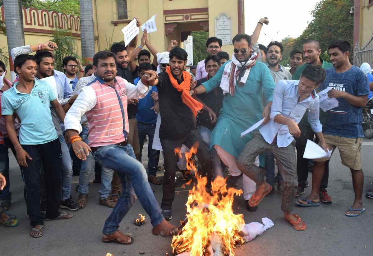 protest over UP many district for Walmart Flipkart Deal