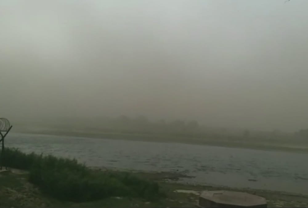 16 died in uttar pradesh because of weather.
