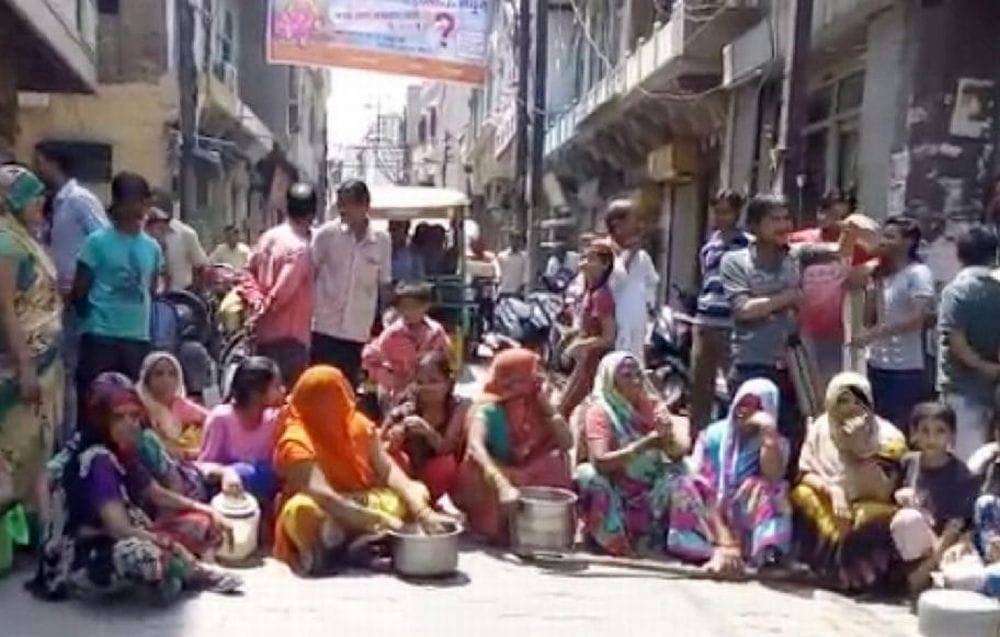 mathura women protest over drinking water shortage