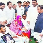 लखनऊ में सपा मुखिया को जानकारी देते मेरठ से पहुंचे नरेंद्र के परिजन