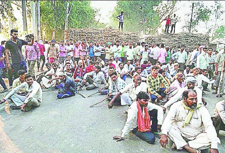 Farmers beat the clerk in Tikola Mill