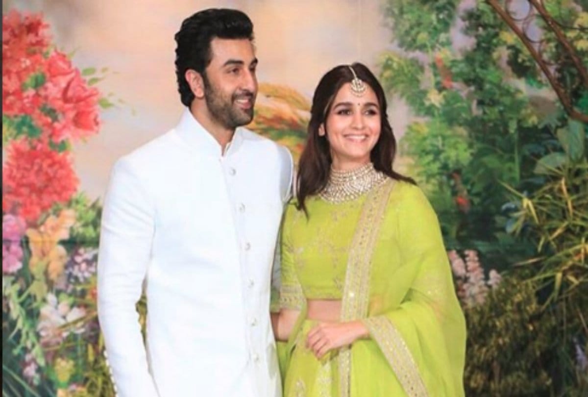 ranbir kapoor and alia bhatt look each other at sonam kapoor reception