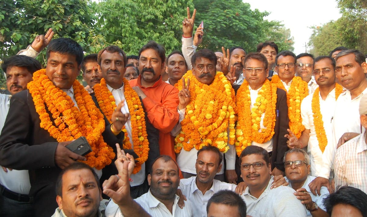 संघर्षों की बदौलत छठवीं बार सिंहासन बने अध्यक्ष