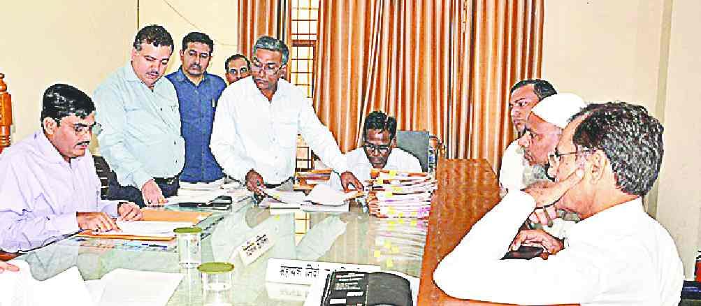 14 candidates now in the polling booth