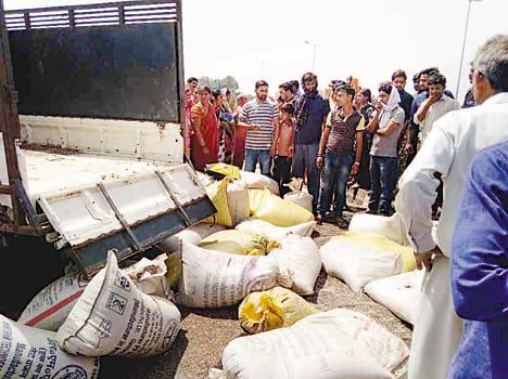 Loader reflex in Auraiya, Death of two farmers