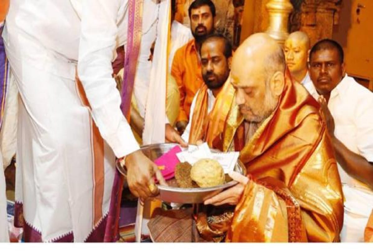 TDP workers throw stones at Amit Shah's convoy in Tirupati