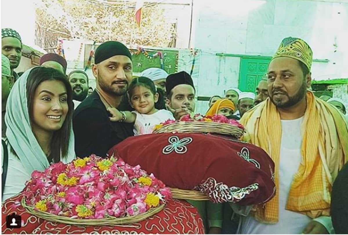 Harbhajan singh and Geeta basra visits Ajmer Shraif dargah