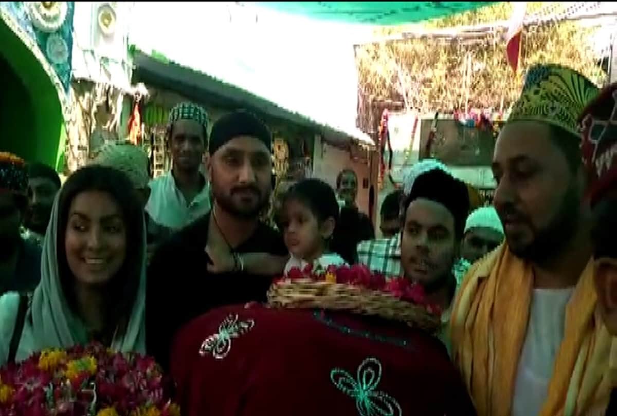 Harbhajan singh and Geeta basra visits Ajmer Shraif dargah