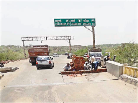 Heavy vehicle closed on old Chambal bridge, new forelane bridge will be built