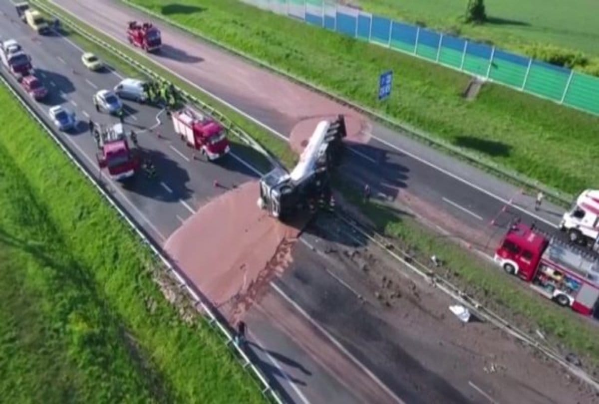 Road fully covered by melted chocolate after truck hit in Poland 