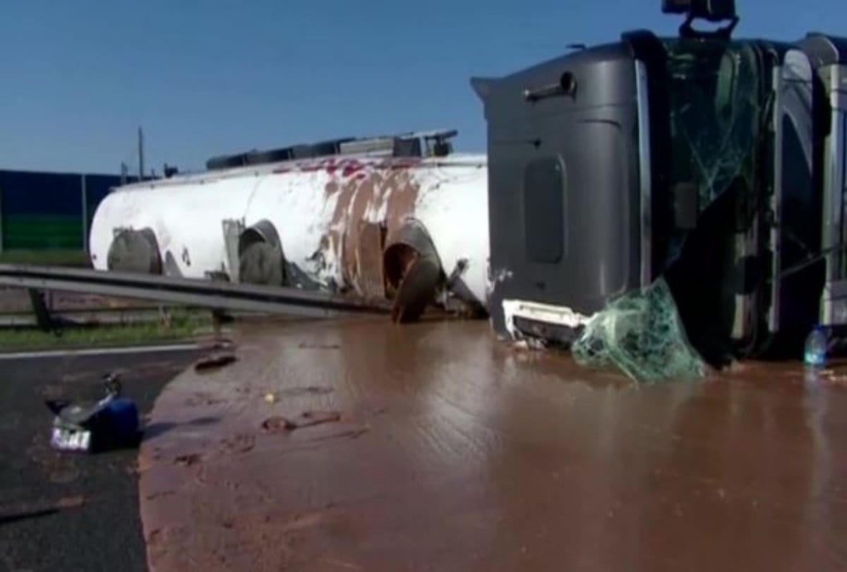 Road fully covered by melted chocolate after truck hit in Poland 