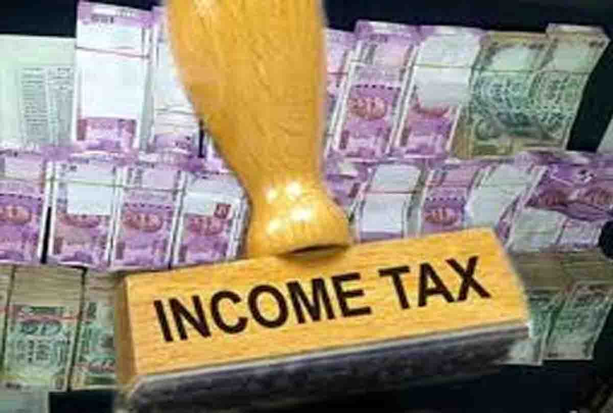 Income Tax officers caught Rs 10 crore Disturbance