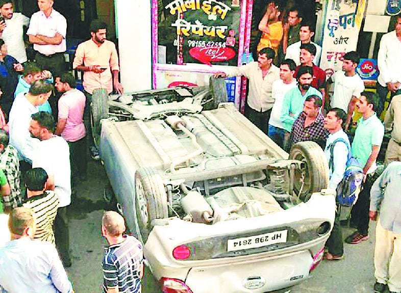 पार्किंग से सड़क पर गिरी कार, कोई हताहत नहीं