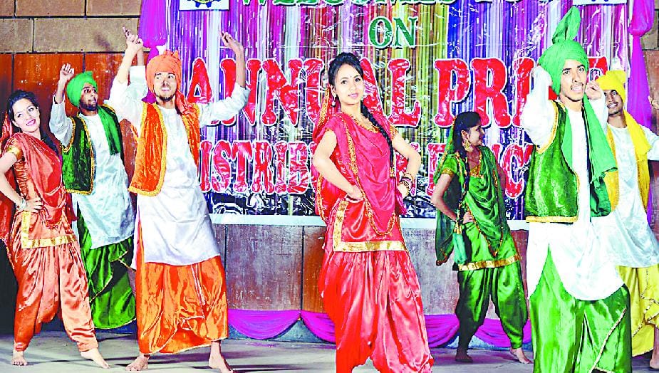 प्रशिक्षुओं ने रंगारंग सांस्कृतिक कार्यक्रमों से बांधा समां