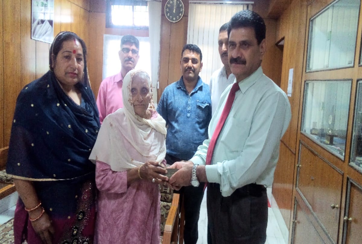 30,000 rupees given by women to help the needy soldiers