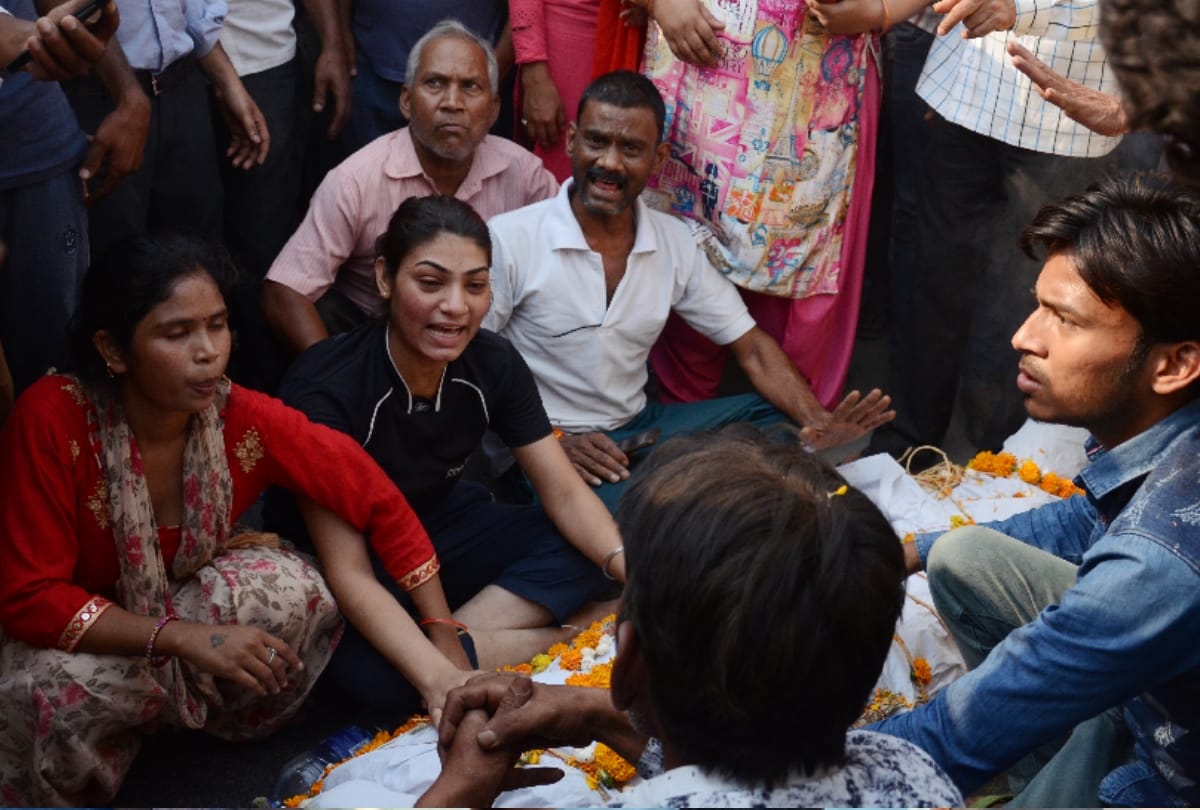 man was dead when a group beat him for the exchange of vegetable polythene