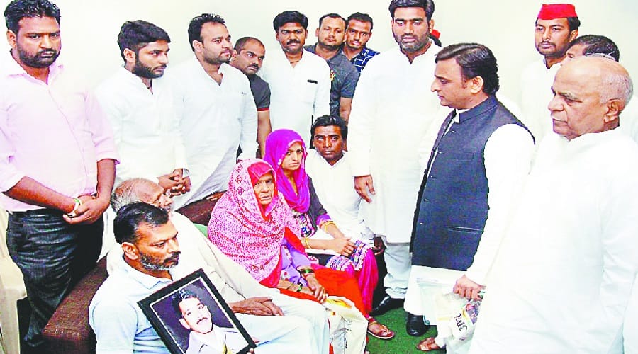 Narendra's family gets 50 lakhs, job giving government: Akhilesh