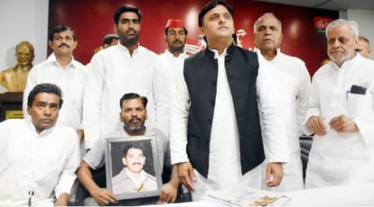 Narendra's family gets 50 lakhs, job giving government: Akhilesh