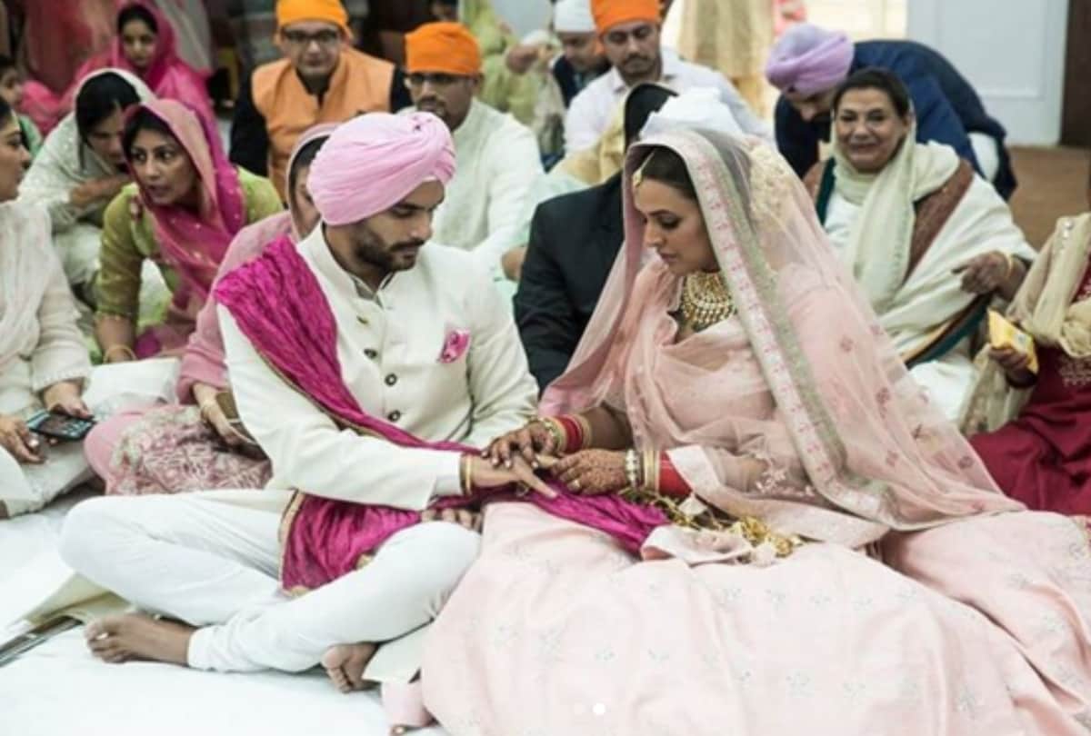 bishan singh bedi gave best wishes to neha dhupia and angad bedi delhi-ncr